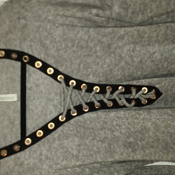 Elegant Grey long-sleeved sweater with lace up detail in the front - Picture 2 of 2